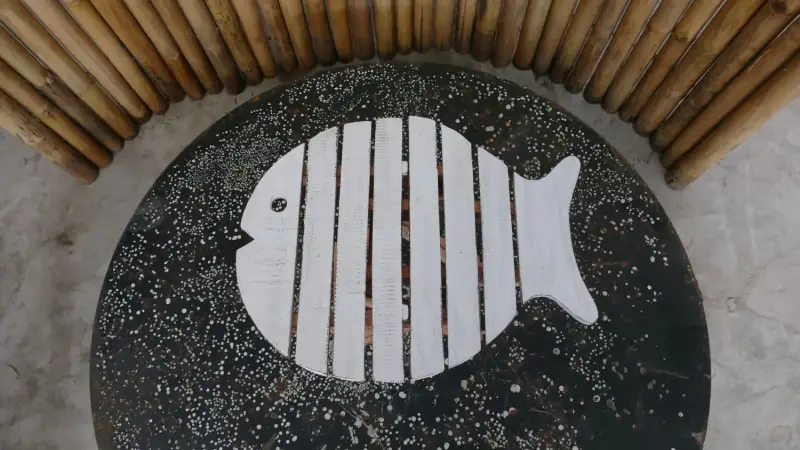 Product image 4 of the product “Folding table in shape of fish, made of wood. 33cm Height. White painted top. ”